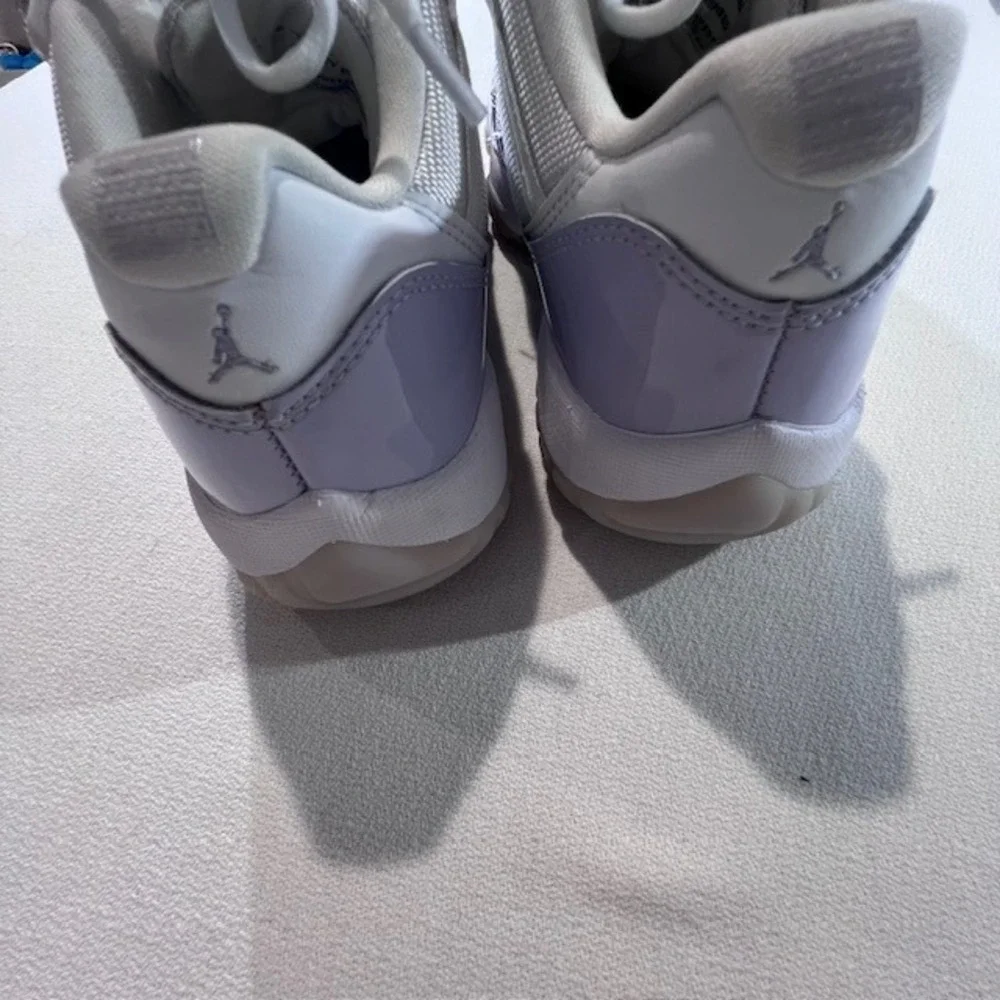 Jordan Air Jordan 11 Retro Low Mens 7.5 Pure Violet White Good AH7860-101